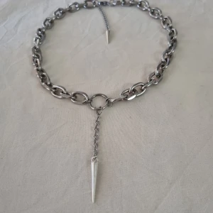 Kedjehalsband med nit - Helt i rostfritt stål förutom nitar! Nitar är i zink så kommer inte tappa färg. Mitt mål är att mina halsband ska hålla i flera år så jag satsar på att göra allt i rostfritt/kirurgiskt stål. 