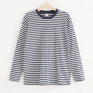 Randig tröja - Svart vit randig tröja från Lindex som är använd fåtal gånger😇