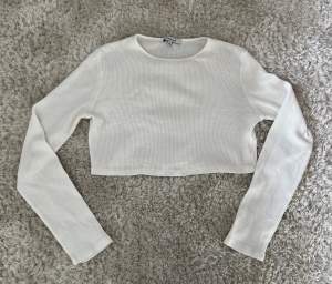 Croppad vit tröja! Knappt använd och i bra skick. Lätt att matcha och funkar både på sommaren och vintern! 