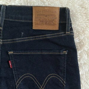 LEVI’S mörkblå jeans - PRIS KAN DISSKUTERAS high(men skulle säga mid) skinny jeans i mörkblått. (28) Nyskick. Jag är 160cm. Sittet perfekt runt midjan. Jätte sköna.