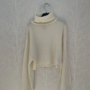 Vit stickad tröja  - Vit stickad polotröja, något croppad. Endast använd en gång. 