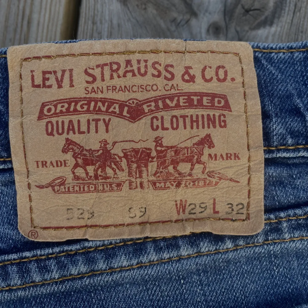 Levis jeans där man ser storleken på sista bilden! Kom gärna med prisförslag💐🌞. Jeans & Byxor.