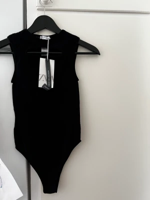 Ny body från zara  - Super fin svart body i stretchigt tyg stl M/L nypris 199kr säljs för 100kr OBS! DU STÅR FÖR FRAKTEN