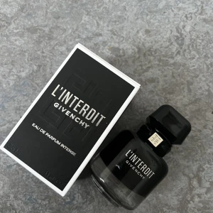 NY PARFYM ENDAST TESTAD - Ny parfym endast testad köptes i januari från kicks för 925kr.  35ML Dam parfym  Säljs för 250kr  OBS! DU STÅR FÖR FRAKTEN