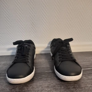 Lacoste skor - Har använt dessa helt nya och fina lacoste skor ett par gånger sen har de blivit för småa för mig och passar inte mig.PRISET KAN DISKUTERAS!