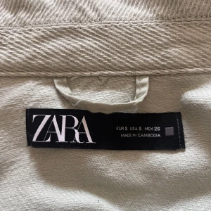 Grön zara jeansjacka  - Grön zara jeansjacka som knappt är använd, säljer för att den inte kommer till användning🤍pris kan diskuteras 