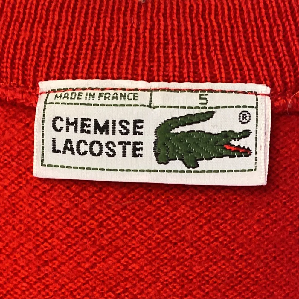Röd, stickad tröja från Lacoste. Tröjan är i fint skick, och i mjukt och lyxigt material.  Vid intresse är det bara att skriva och fråga om pris osv :). Tröjor & Koftor.