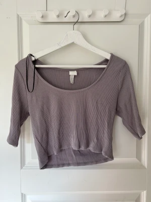 Sommartopp - Säljer två sommartoppar, i fint skick, har ej använt så mycket. 50kr/st