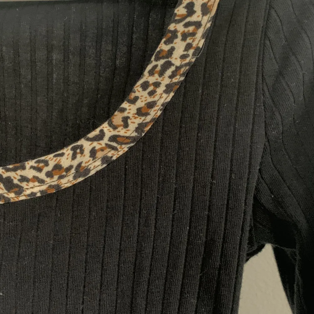 - Svart med leoparddetalj - Ribbad långärmad tröja - Storlek S - Bra skick  - (KÖPAREN STÅR FÖR FRAKTEN). Toppar.