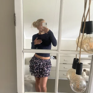 Kjol - Säljer nu min kjol pga den it kommer till användning. Passar mig perfekt jag är storlek s men skulle även passa folk i xs. Pris börjar från 100kr buda i kommentarerna! Hör av dig om du har några frågor!💕