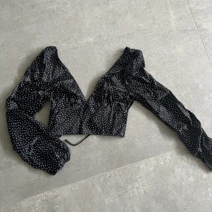 Topp - Säljer min suuper snygga topp från Zara pga att den inte kommer till användning! Den är i nyskick och har kvar prislappen! ✨✨