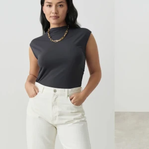 Topp - Topp från Gina tricot, aldrig använd så fint skick. Frakt tillkommer. 