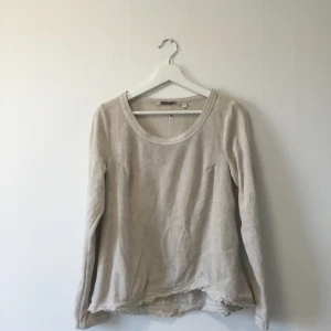 House of Lola cardigan, silverbeige, storlek medium - Cardigan från House of Lola.   Jättefin cardigan till din höst/vår garderob.   Mycket mjuk och skön!