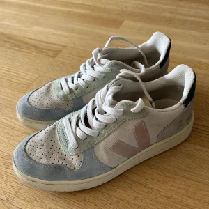 VEJA sneakers  - Jättefina sneakers från veja i färger som inte säljs längre. Har lite fläckar på ena skon och på skosnören men utöver det i otroligt bra skick. Storlek 37, inköpta på Other stories 