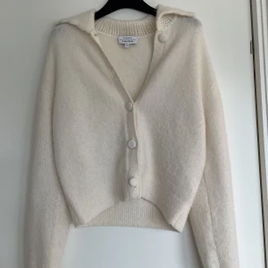 Vit Kofta - Vit stickad kofta ifrån &otherstories. Använd men i fint skick förutom att en knapp har gått av, har en extra knapp som lätt går att sy på. Storlek XS! 💕Nypris 899kr 