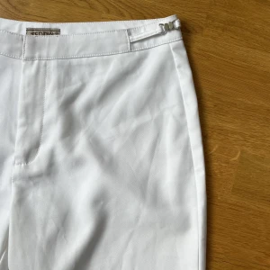 Vita kostymbyxor  - Supersnygga kostymbyxor med ascoola detaljer på höfterna! Köpta secondhand, men var tyvärr för små för mig. Står storlek 38 men skulle mer säga att det är en liten 36 eller 34🌸