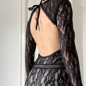 Spets klänning - Super snygg fest klänning med öppen rygg. Ska vara en storlek M men jag skulle mer säga att det passar en person som har XS-S💝