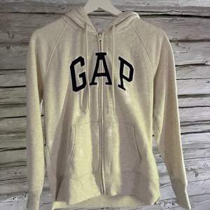 Säljer denna zip hoodien från Gap. Använd fåtal gånger 💗