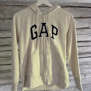 Zip hoodie - Säljer denna zip hoodien från Gap. Använd fåtal gånger 💗