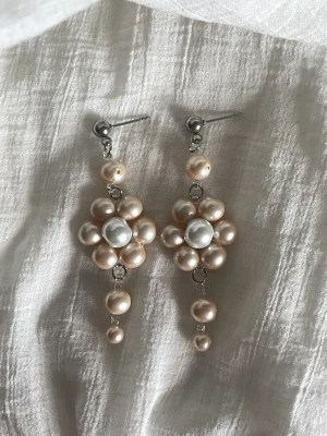 Handgjorda pärlörhängen blomma - Helt nya, oanvända! Stiftet är i rostfritt stål! 🤍