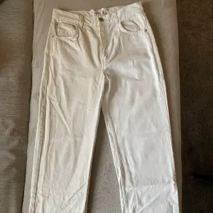 Pull&Bear jeans, beige och vit. Knappt använda och är i bra skick, vissa sömmar är lite slitna men inget som märks. Storlek 40 och bra längd, högmidjad.