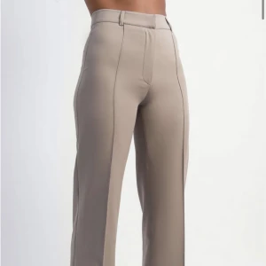 Kostymbyxor Madlady - Stl S. Längd 30. Beige kostymbyxor.