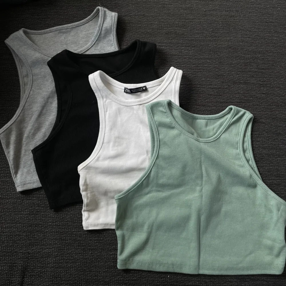 Fyra jättefina basic linnen. Perfekta att ha nu i sommar. Alla är i storlek small och köps i paket. Använd gärna ”köp nu”. . T-shirts.