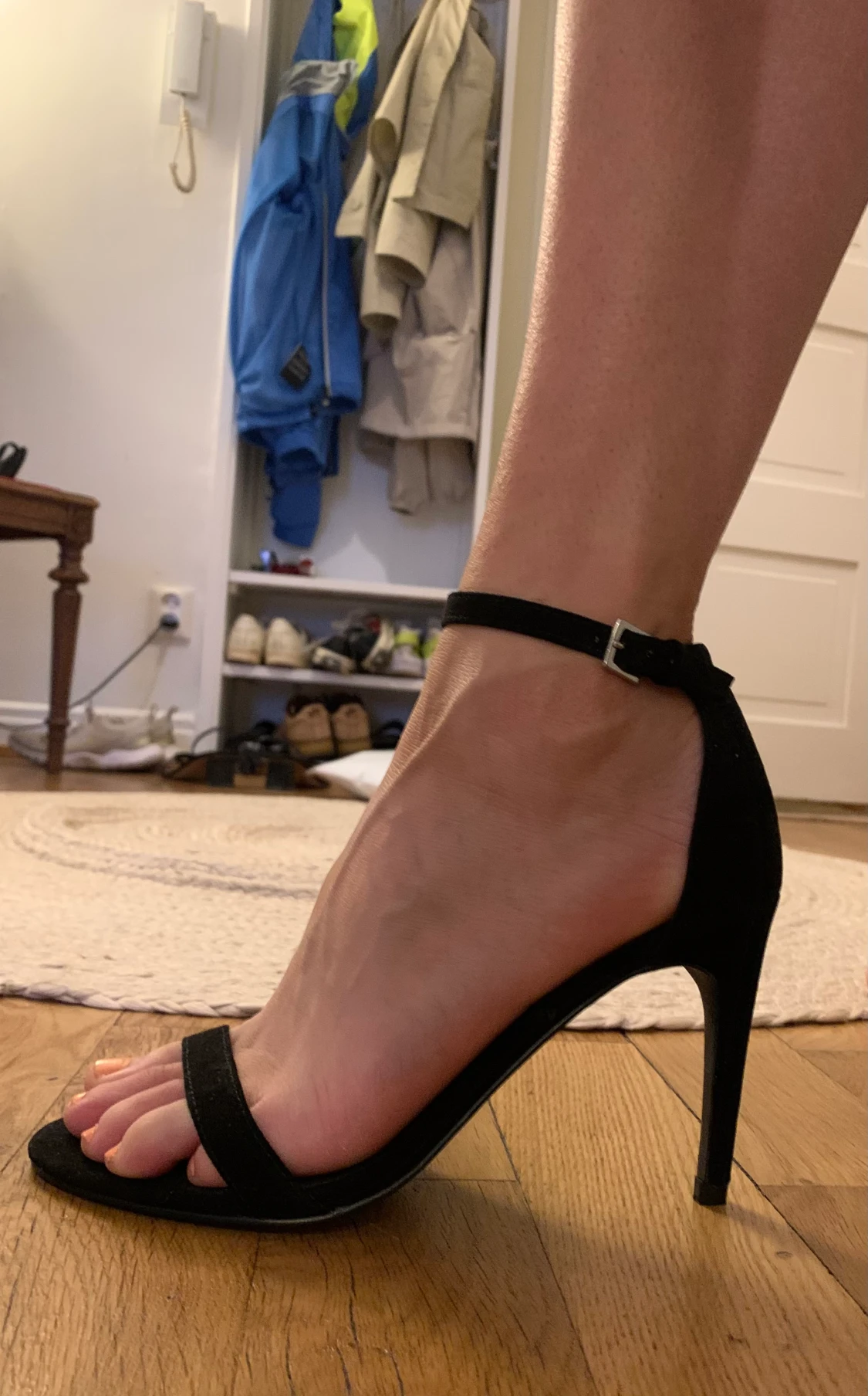 Oanvända svarta klackar/sandaletter strl 38 - 90