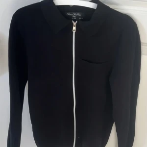 Cardigan - Stickad cardigan med zip i storlek S