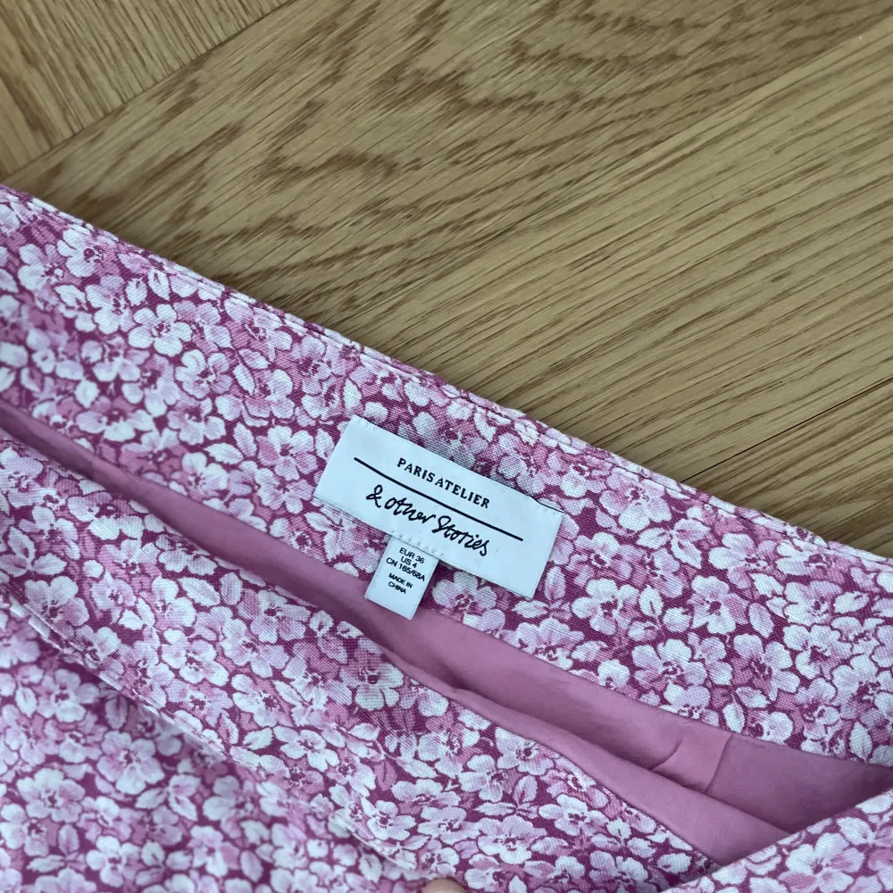 säljer en rosa mini skirt från other&stories i storlek 36, jätte fin till sommaren men dessvärre för liten för mig!!💕. Kjolar.