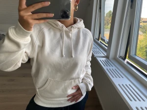 Vit hoodie  - Vit hoodie från BikBok. 