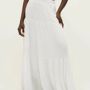 Långkjol - Säljer nu min vita långkjol från Zalando. Säljer för 200kr och köptes för 300kr. Slutsåld