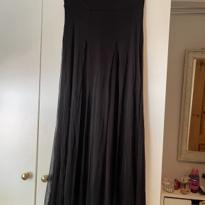 Byxor - Svarta byxor. Storlek: L. 