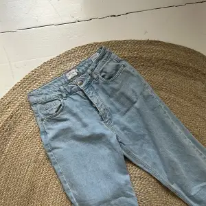 Hanna Schönberg x NA-KD ljusa jeans med slits. Super fina men passar tyvärr inte mig längre. Storleken är 36😊