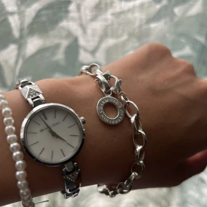 Thomas Sabo Armband - Säljer mitt fina armband från Thomas Sabo då det inte riktigt passar mig tyvärr:( Fint skick och använt ett fåtal gånger. Nypris: 849kr, säljer för 500kr