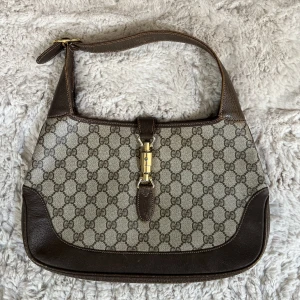 Gucci jackie - Säljer min Gucci väska i modellen Jackie. Fortfarande fint skick. Väldigt klassisk väska🌸 skriv till mig för fler bilder eller frågor😊