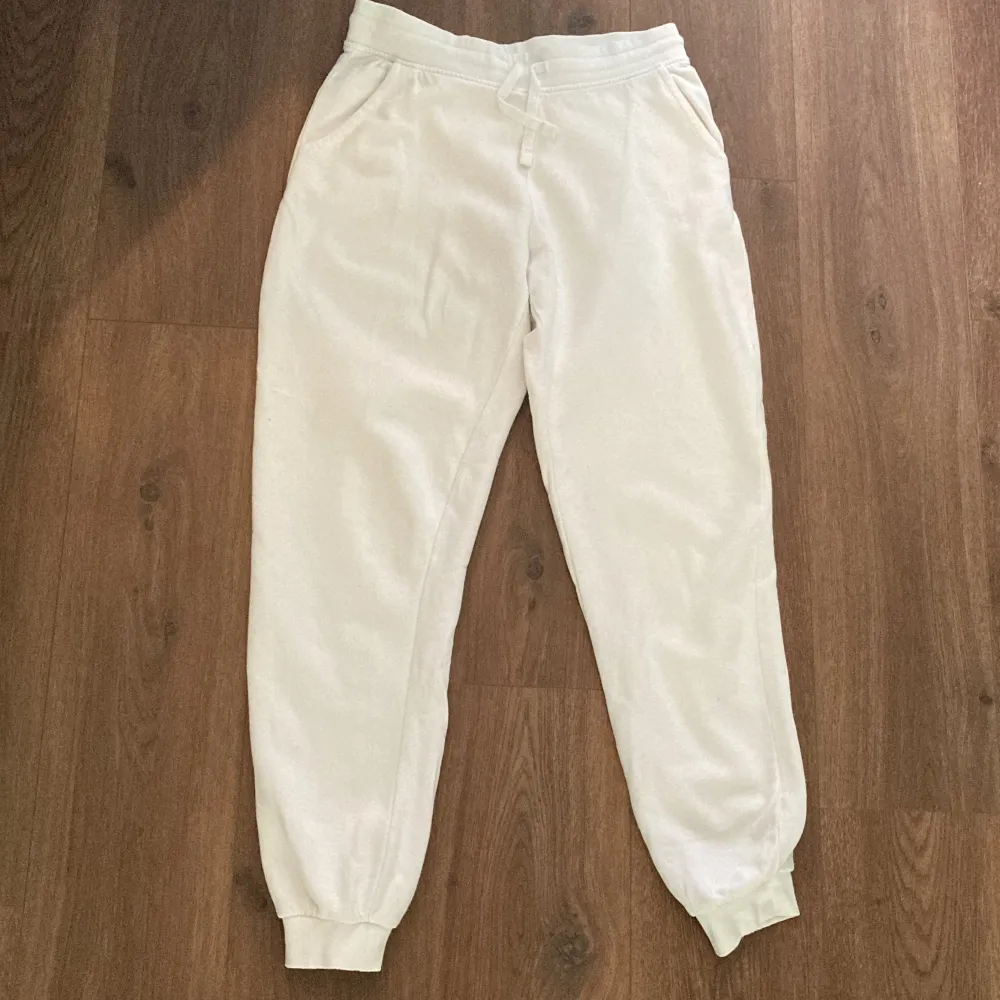 Vita mjukisbyxor från Cubus🤍Unisex! Knapptanvända och bra skick‼️. Jeans & Byxor.