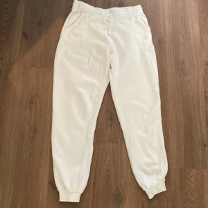 Vita mjukis byxor från Cubus - Vita mjukisbyxor från Cubus🤍Unisex! Knapptanvända och bra skick‼️
