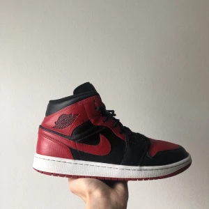 Jordan 1 bred/banned - Storlek 44. Dem är sparsamt använda med ett rätt bra skick på dem. Ingen låda kvar tyvärr men digitalt kvitto finns. Om intresse eller fundering uppstår så är det bara att skriva till mig!