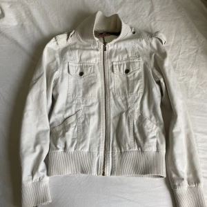 Vit tunnare jacka - Ljuset gör att den ser gråare ut men den är vit vit