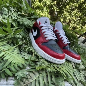 Air jordan 1 low chicago flip - Snygga jordans i bra skick, stått med cederträblock när ej använda. Dom är använda sparsamt och dom har inga skador😃👍🏼 hör av dig om frågor🤔 kvitto finns så bara skriv✌🏼✌🏼