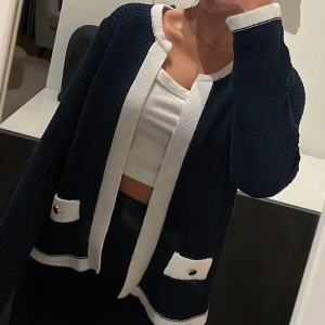 Kofta - Fin stickad kofta med guldknappar. Går att knäppa upptill. Marinblå. Väldigt fint skick!🌼