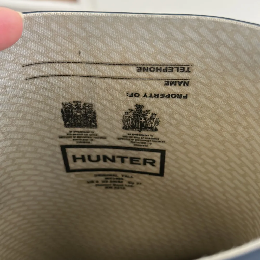 Hunter skor i storlek 37, väldigt mörkblå, ser svarta ut . Skor.