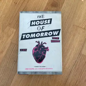 The House of Tomorrow bok, mycket bra skick, säljer pga har läst ut, mycket sällsynt bok. Hardback. Skriv privat om du har frågor 💕