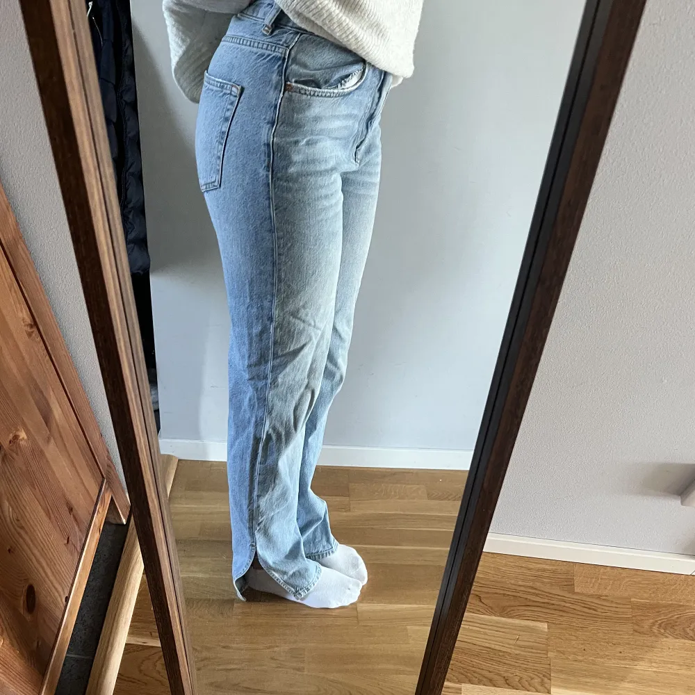Jeans från Gina med slits, Midrise.  Är bra i längden på mig som är 167cm. Pris 200kr . Jeans & Byxor.