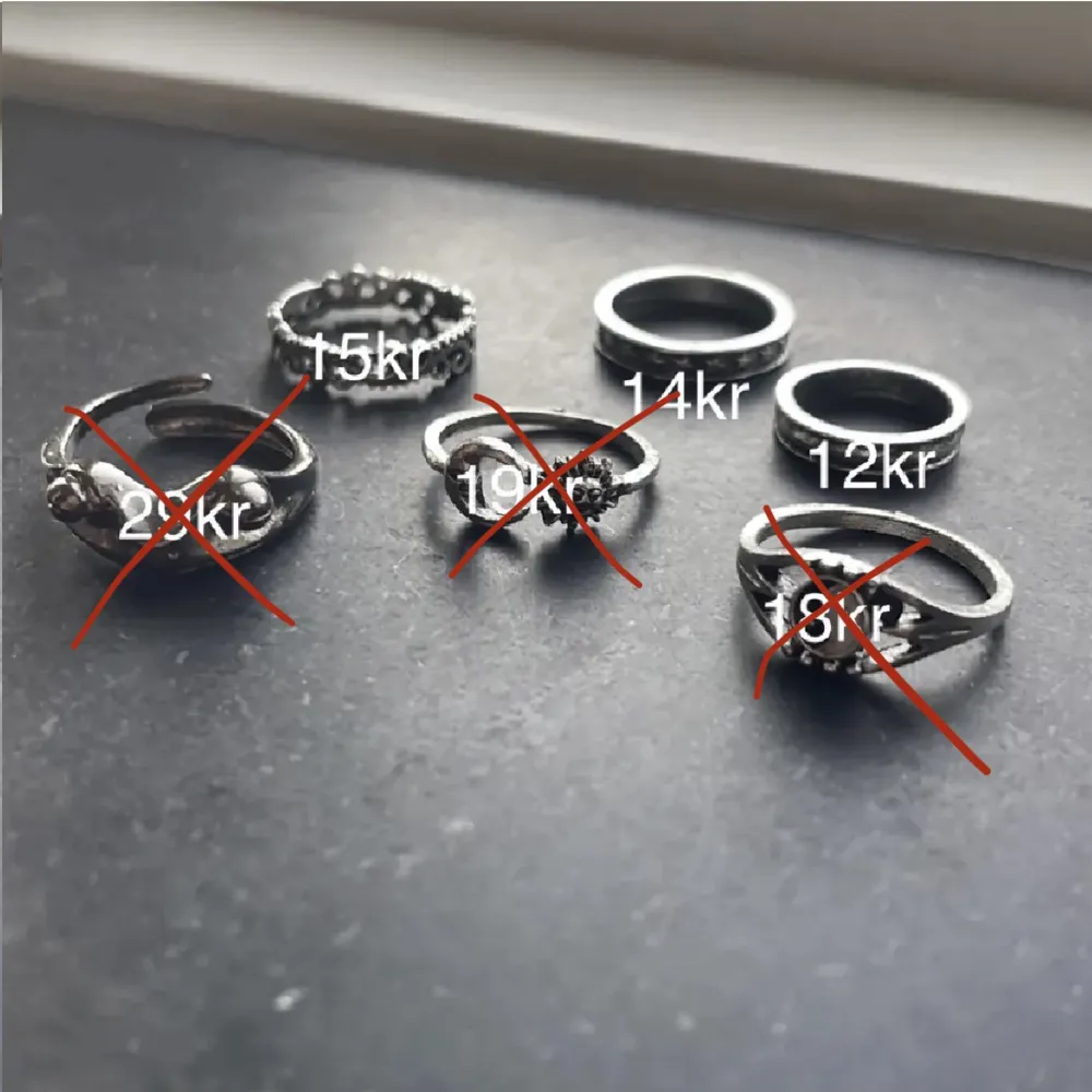 Snygga silver ringar. Pris varieras mellan ringarna och kan ses i bild 2. Skriv vid intresse💕PS: Man kan köpa ringar från flera olika annonser. Kontakta mig och skriv vilka så löser vi det❤️. Accessoarer.