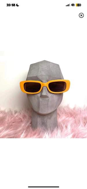 Säljer dessa super snygga oranga solglasögon! Helt nya, alltså inte använda! Frakt tillkommer 20kr❗️ passar perfekt nu i sommaren! 