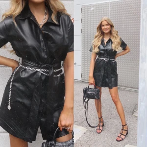 Klänning i PU - snygg klänning från NA-KD i konstläder, endast använd på bild! Mycket fint skick, som ny 🖤siljerskärpet ingår inte i klänningen!