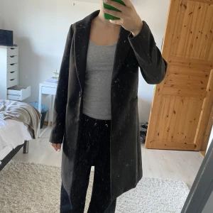 Kappa - Svart kappa från asos.  Knapp som går att stänga med.  Endast använd ett fåtal gånger.   Nypris 700kr! Skriv privat för mer info, fler bilder osv!☺️(pris går att diskuteras)