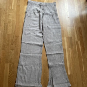 Linnebyxor  - Begia linnebyxor i bra skick. Säljer för att jag knappast andvänder. Storlek M från Zara. 100kr +frakt
